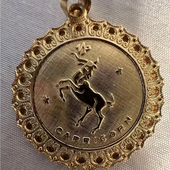 Beautiful Gold Coloured Capricorn Vintage Pendant/charm For Necklace Scalloped - Picture 3 of 6